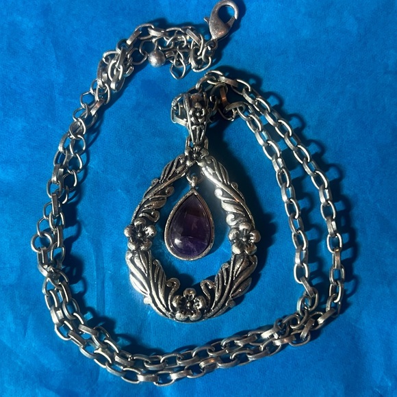 Vintage silver tone decorative necklace with purple stone - Picture 2 of 4